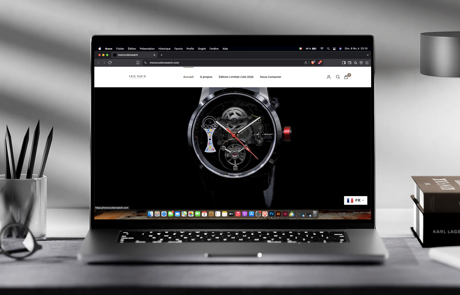 Site web premium affiché sur ordinateur portable illustrant le design UX UI et le développement digital réalisés par Black Code